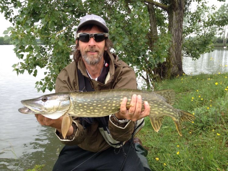 Lucio pescado con una malbran Fly en Francia en compañía del amigo Patricio Mac Allistair 