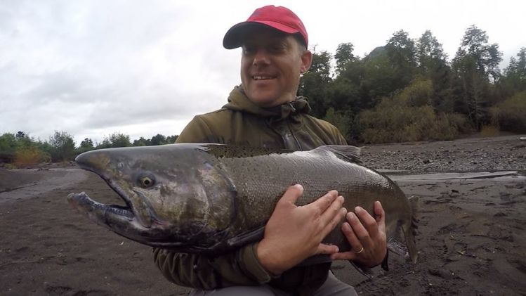 Welcome Javier #fiftyclub with #chinook (96 cm) in #petrohueriver #patagonia #chile @matapiojoanglers Full love