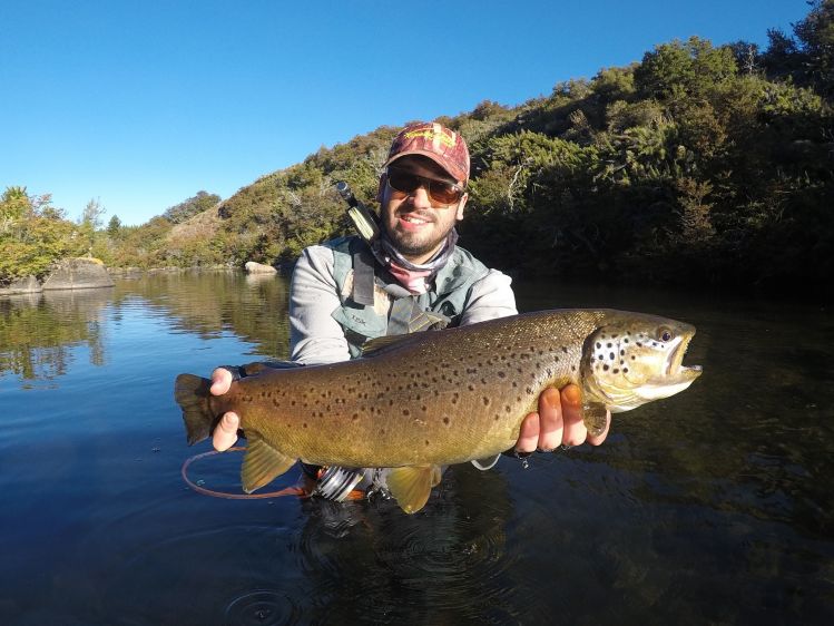 Pesca de Trucha Marrón - Patagonia Argentina.