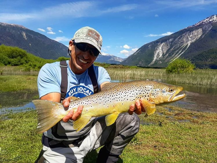 Aldo with other Brown Trout: Sixty Club (60cm). Yelcho Lake.
Photo: @cmellado1 
.
.
.
.
#matapiojolodge #chile #patagonia #yelcholake #flyfishing #fishingtrip #flyfishingnation #flyfishingaddict