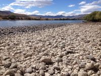 Lo que se ve en color blanco sobre las piedras es el Alga Didymo.