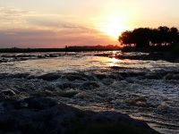 El rio atardecer y sus correderas. Esto es pcia. De buenos Aires. Y a 300 km del Río Parana 